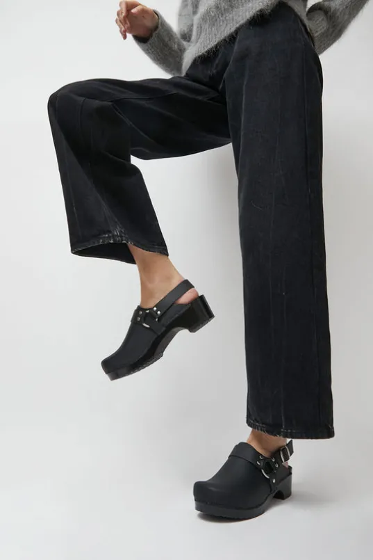 Brando Clog on Vintage Base in Black on Black Base